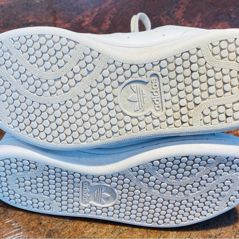 3 for $30 ADIDAS Originals White Leather Stan Smith
Sneakers - Picture 8 of 10